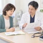 健診結果とお薬手帳を持参し、医療者と結果を確認する人の説明用イラスト