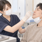 短い鼻腔用の綿棒を鼻の近くで持ち、検体を採る説明用イラスト